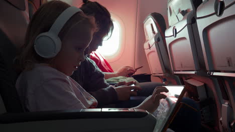 familia en el avión