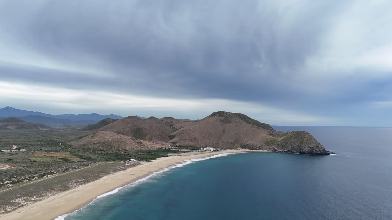 Timelapse in una giornata molto nuvolosa sulla spiaggia di Cabo.