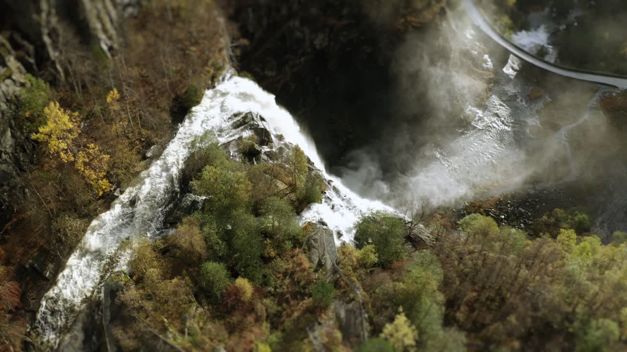 vista aérea de la majestuosa cascada skjerfossen