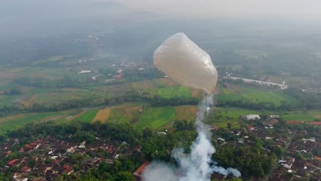 globo aerostático volador festivo con petardos explosivos en indonesia, aéreo