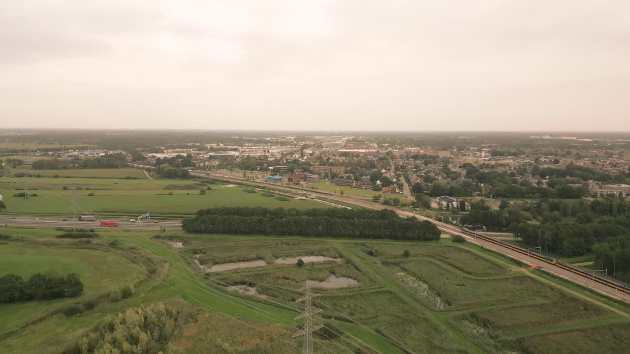 Vista aerea di una città olandese con autostrada e binari ferroviari