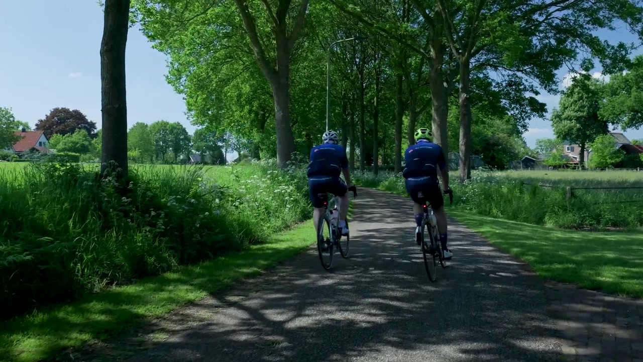 To cyklister cyklende på en malerisk landevej