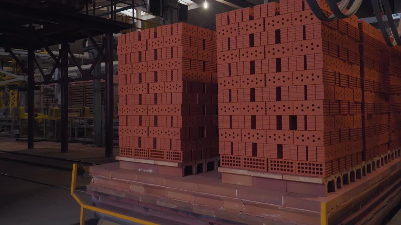 공장에서 빨간 벽돌을 쌓았다