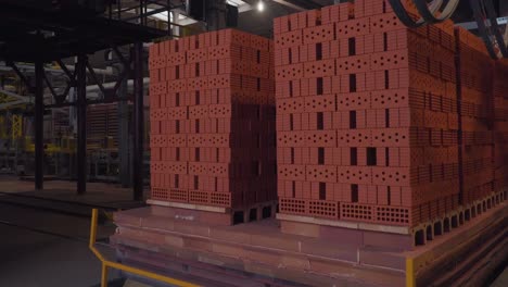 ladrillos rojos apilados en una fábrica