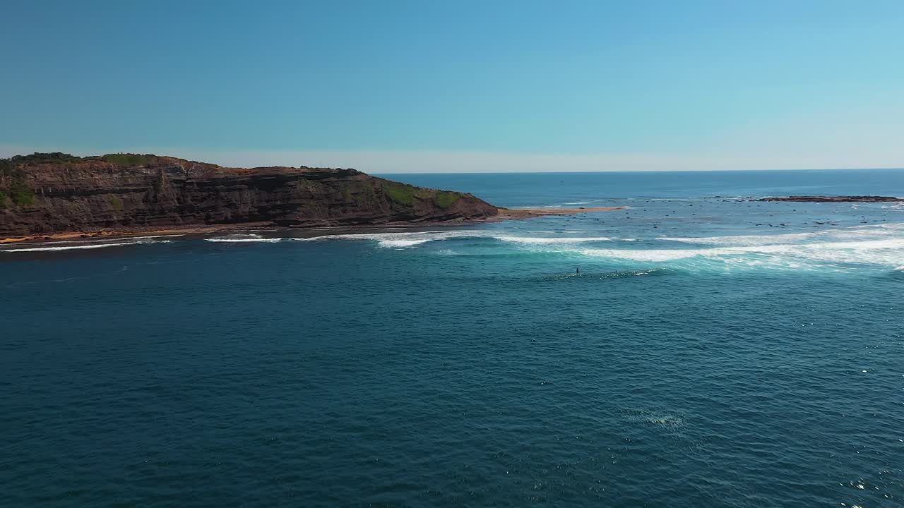 Avvicinamento aereo della costa australiana sull'Oceano Pacifico