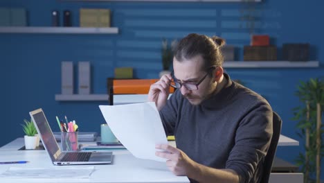 joven hombre de negocios con discapacidad visual.
