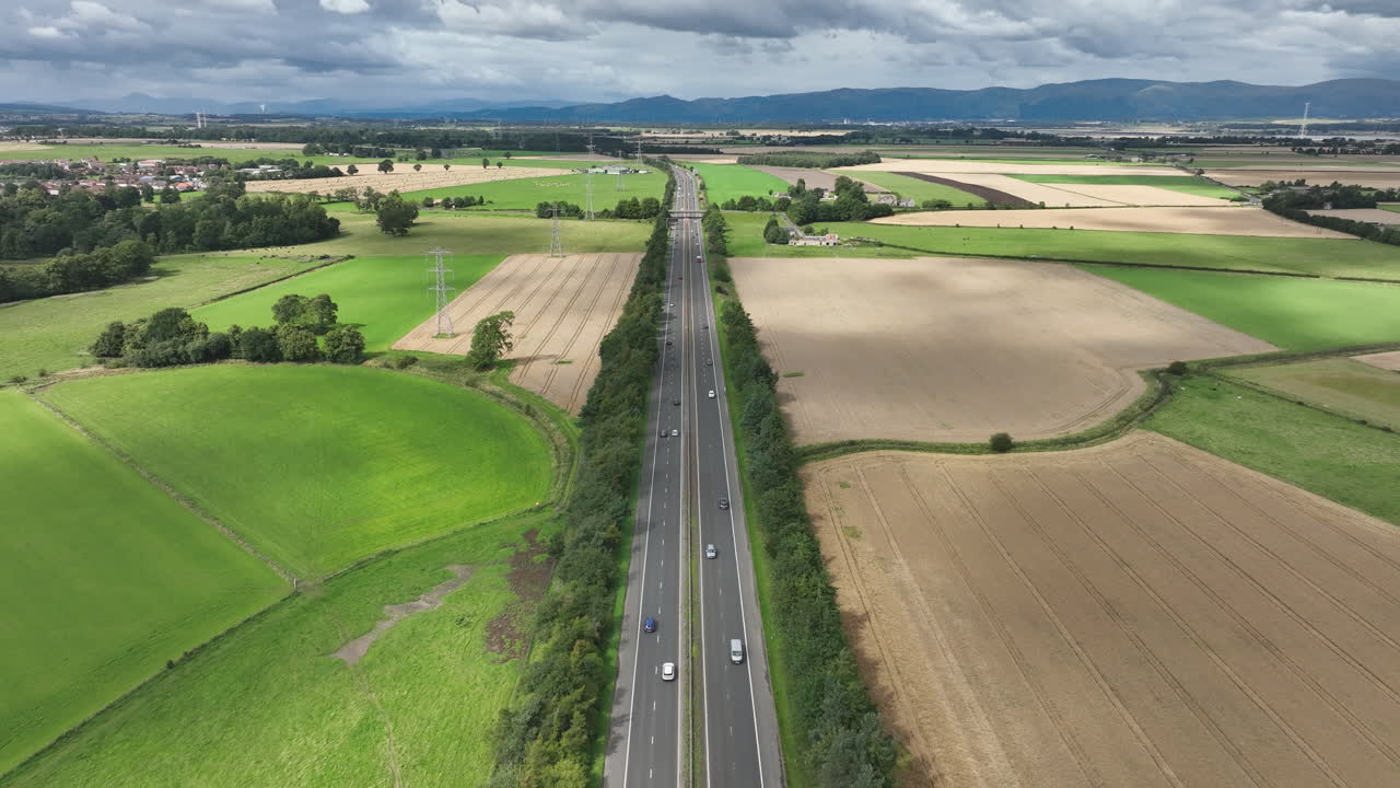 스코틀랜드 의 수도 인 에딘버러 에 있는 m9 도로 위 에 있는 4k 에어리얼