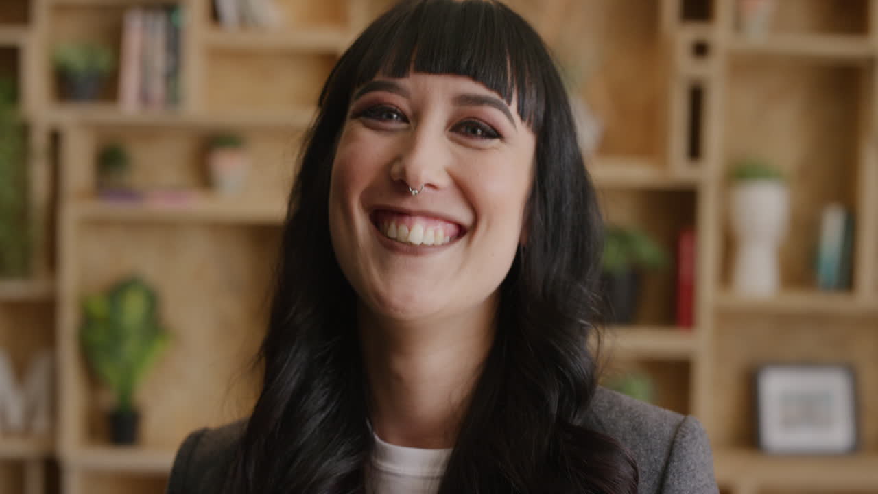 retrato de cerca mujer joven independiente empresaria riendo disfrutando de un estilo de vida exitoso hermosa mujer caucásica fondo interior moderno