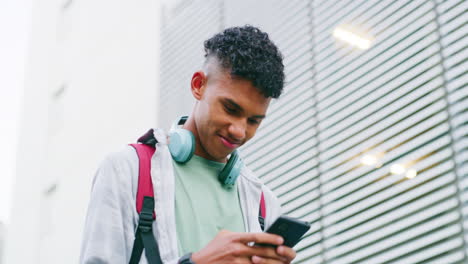 Niedriger-Winkel-Eines-Jungen-Mannes,-Der-Draußen-Ein-Telefon-Benutzt