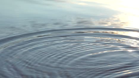 Zeitlupenaufnahmen-Von-Spritzern-Auf-Der-Wasseroberfläche