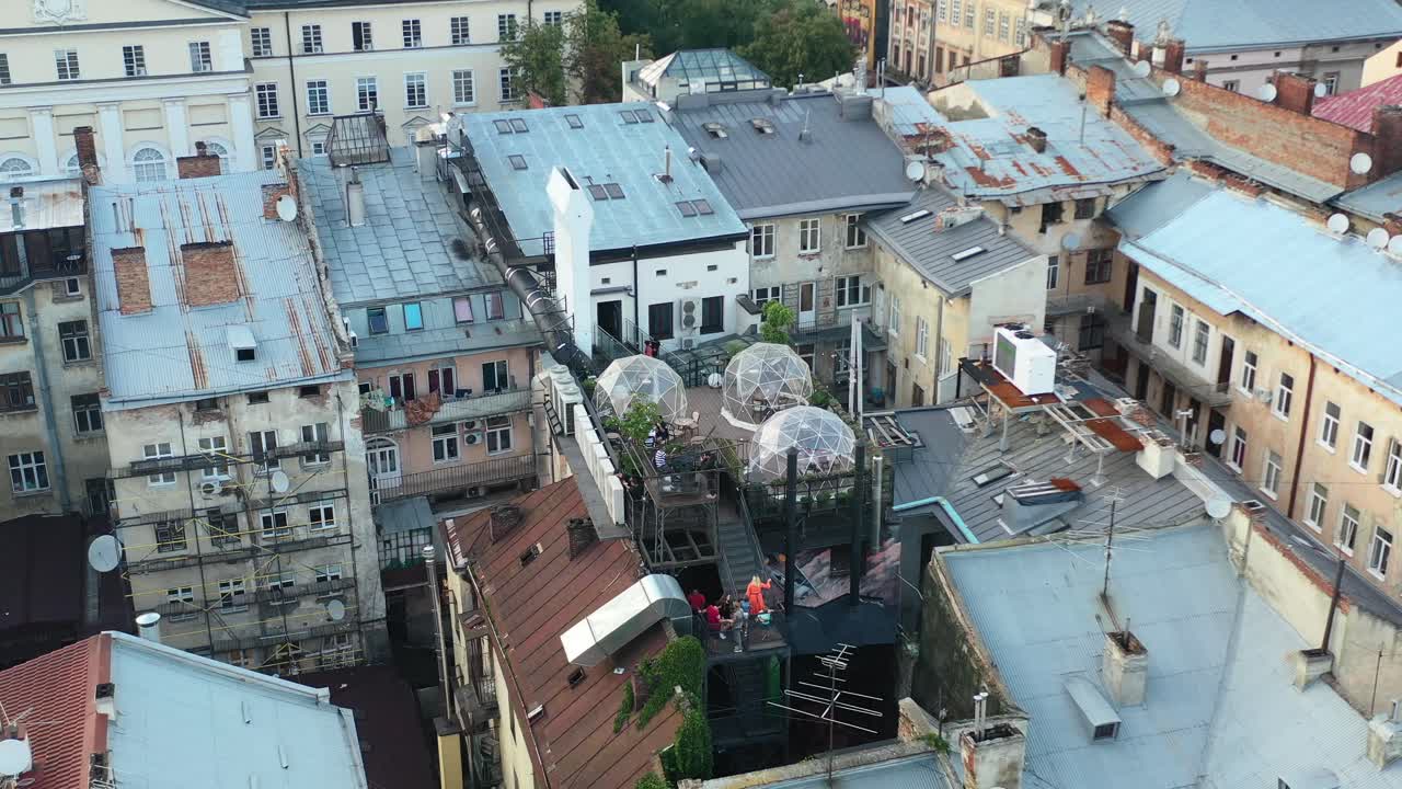 drone aéreo de un restaurante de burbujas en la azotea en lviv ucrania rodeado de viejos edificios europeos