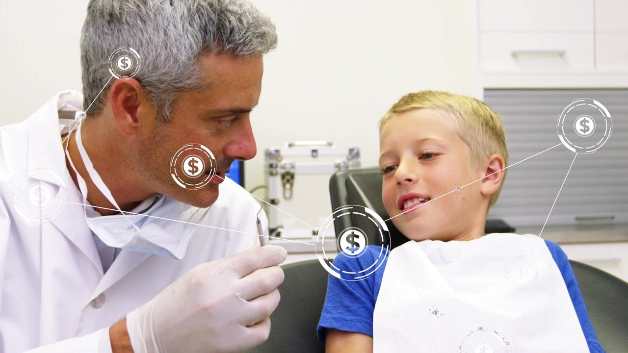 Dentista che si china, tiene uno strumento vicino a un bambino, con grafici HUD a forma di dollaro che si formano attorno alla bocca per l'esame