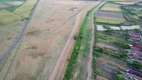 volando sobre tierras de cultivo y pueblo
