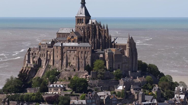 Abbazia medievale Mont Saint-Michel, monumento storico su un'isola tidale in Normandia, Francia, vista aerea.