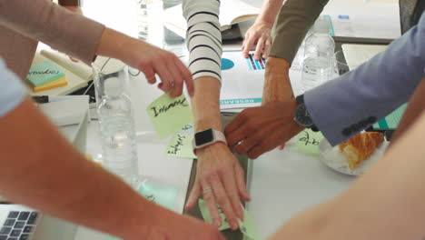 estrategia, lluvia de ideas y gente de negocios