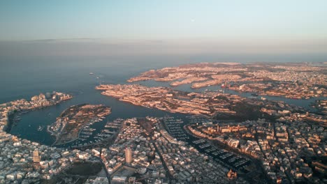 Malta,-Valetta-Al-Atardecer,-Drone-A-Gran-Altitud,-Aéreo