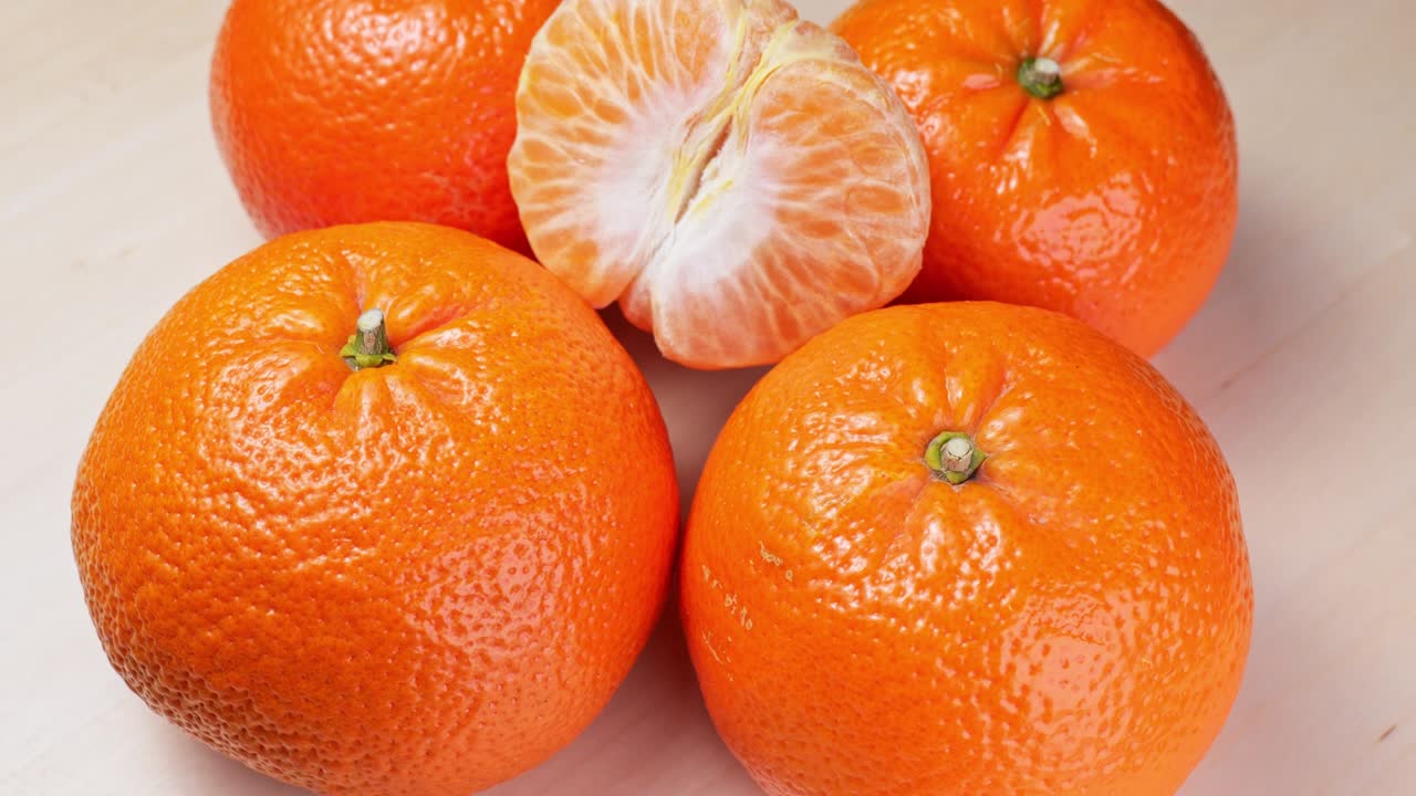 익은 만다리네가 가까이서 회전하는 느린 영상