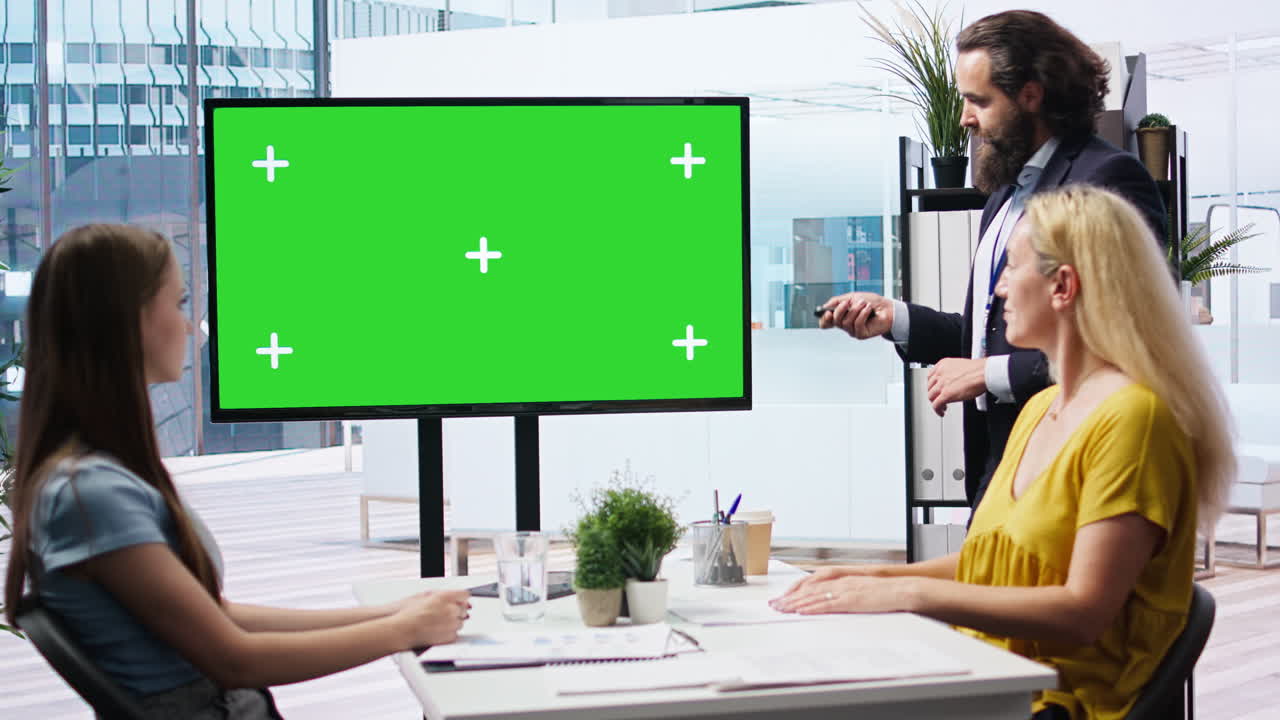 금융 고문은 고객의 시장 지분을 크로마 키 디스플레이에서 분석합니다.