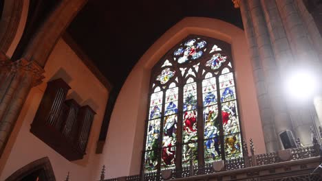 Schwenkaufnahme-Von-Buntglasfenstern-Im-Inneren-Der-Europäischen-Kathedrale-In-Inverness,-Schottland-Im-Hochland