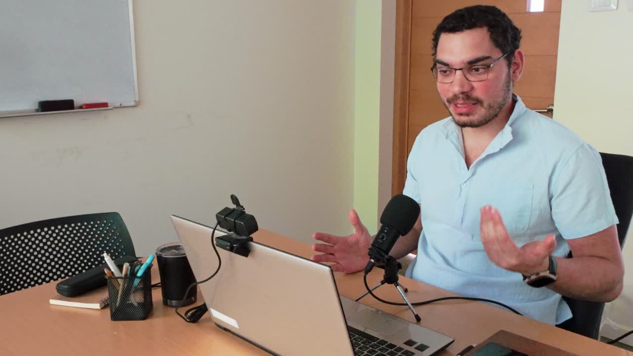 Imprenditore in sessione podcast in live streaming