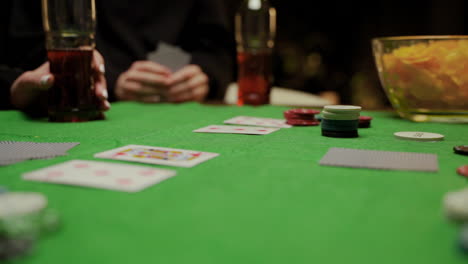la cámara se enfoca en las fichas de póquer y las cartas en la mesa 2