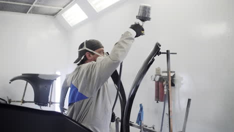 proceso de pintura de automóviles en una cabina de pintura