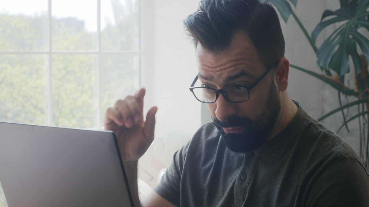 hombre trabajando en una computadora portátil