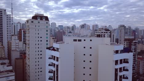 vuelo impresionante sobre el centro de la ciudad de sao paulo al amanecer, edificios de oficinas en la madrugada