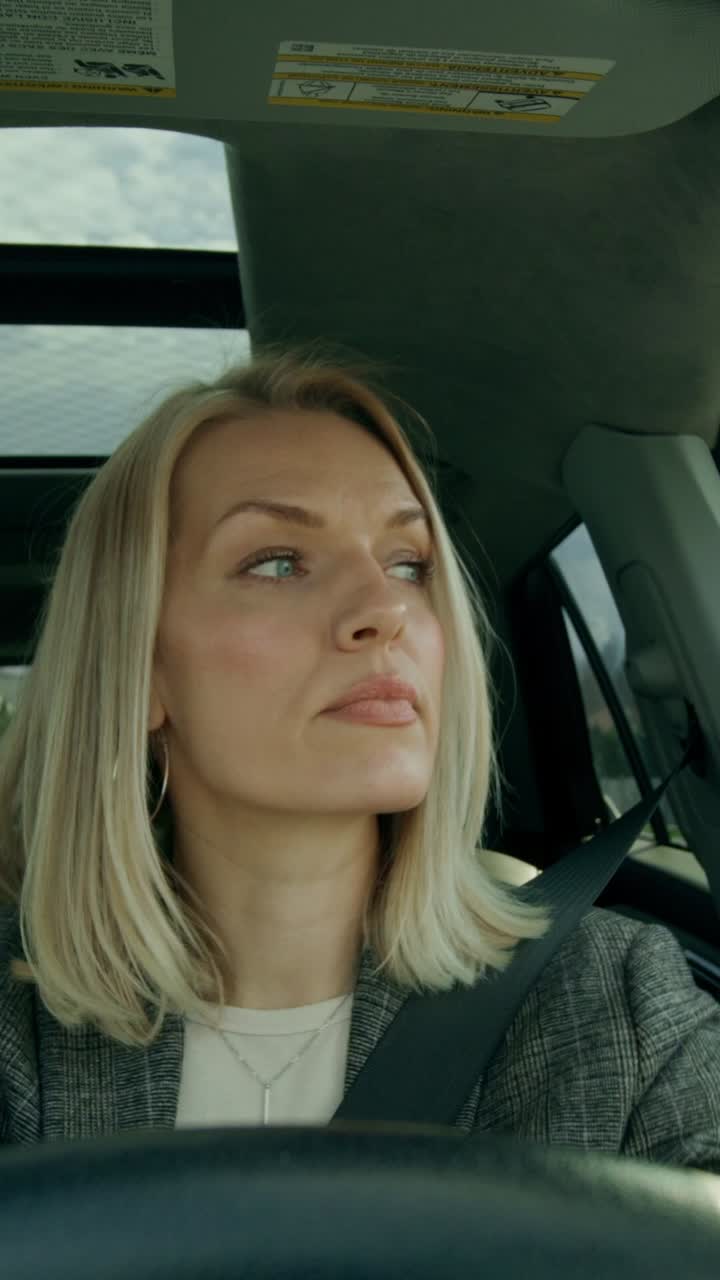 차를 운전하는 여자