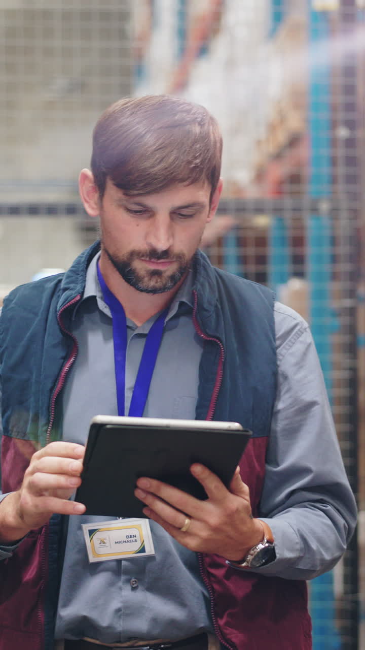 trabajador de almacén que utiliza una tableta para la gestión del inventario