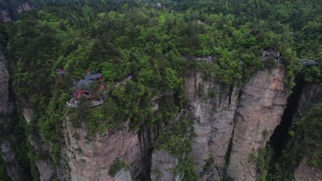 fotografía aérea de turistas explorando las pintorescas pasarelas en lo alto de los exuberantes acantilados en el parque nacional forestal de zhangjiajie, china