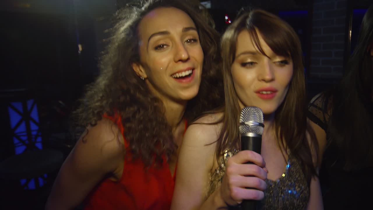 amigos multiétnicos extasiados en un club nocturno