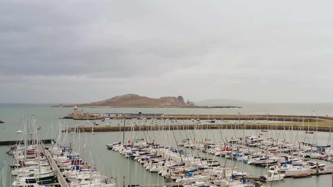 에어리얼 리버스 도리 (aerial reverse dolly) 는 아일랜드의 눈을 중심으로 정박한 선박을 뒤로 끌어당긴다.