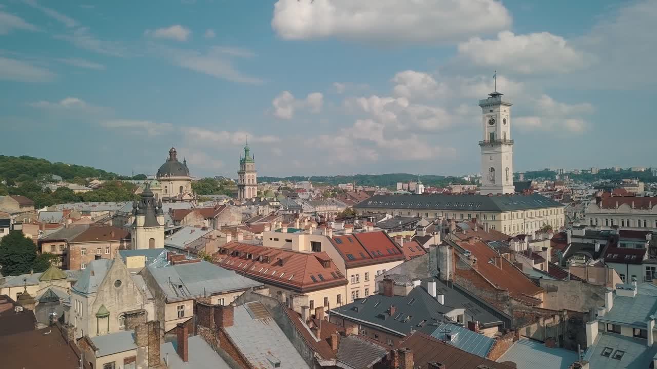 Vídeo aéreo de drone da cidade europeia de Lviv, Ucrânia. Praça Rynok, Câmara Municipal Central, Igreja Dominicana.