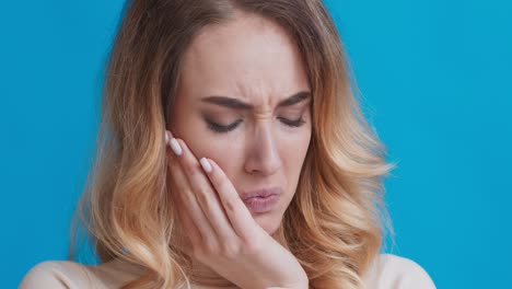 woman experiencing toothache