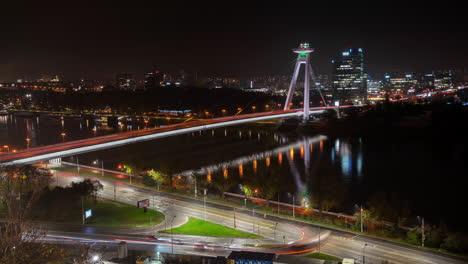 Bratislava-Puente-Tráfico-Noche-Danubio