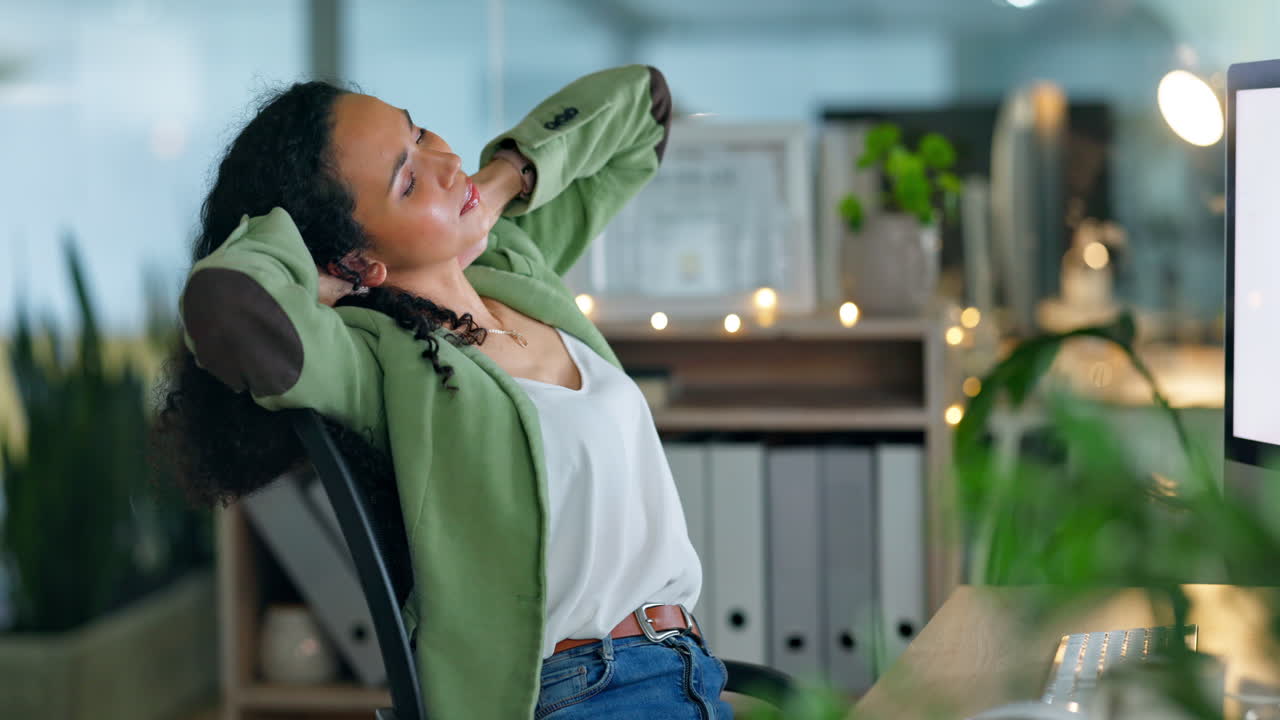 Estiramientos, cansada o mujer en la pantalla de la computadora