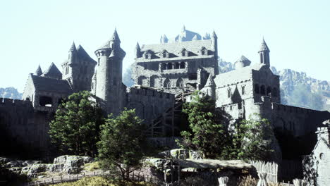 antiguo castillo de piedra gris en la montaña