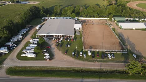 feria de ganado con remolques e instalaciones en michigan, vista aérea
