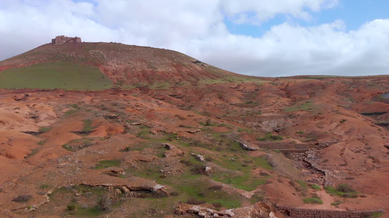 붉은 화산 위의 성을 향해 낮게 날고 있다
