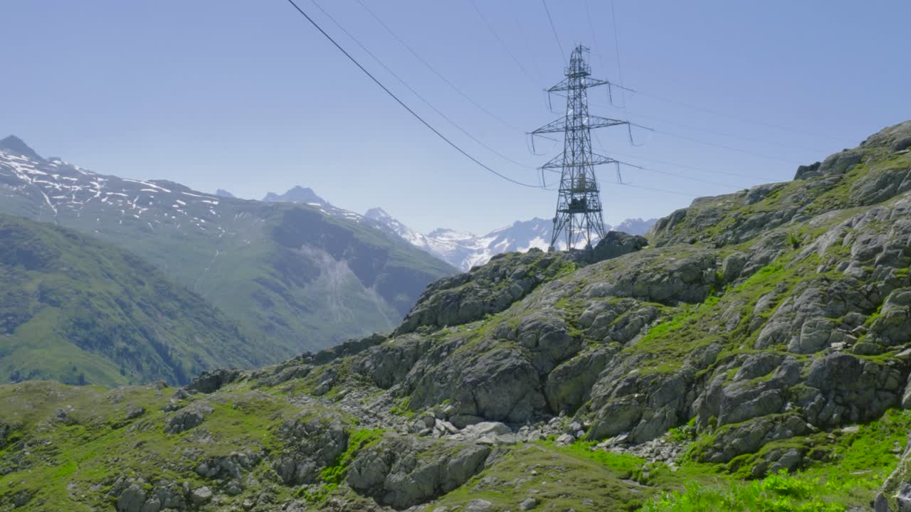pilón en un terreno rocoso en los alpes suizos