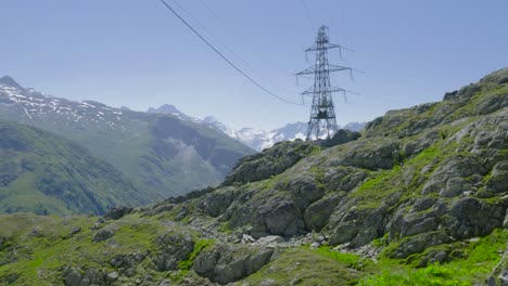 Pilón-En-Terreno-Rocoso-En-Los-Alpes-Suizos