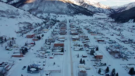 Drone-shot-panning-up-on-Silverton,-Colorado-in-the-winter