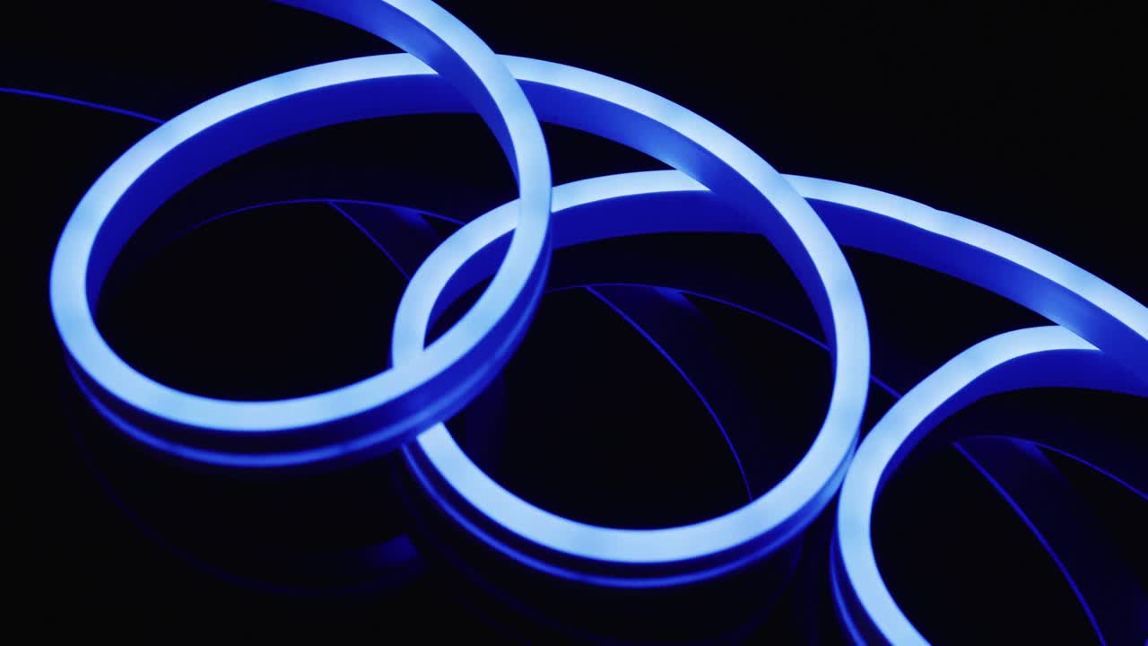 animación de luces de neón azules que forman una espiral sobre un fondo negro