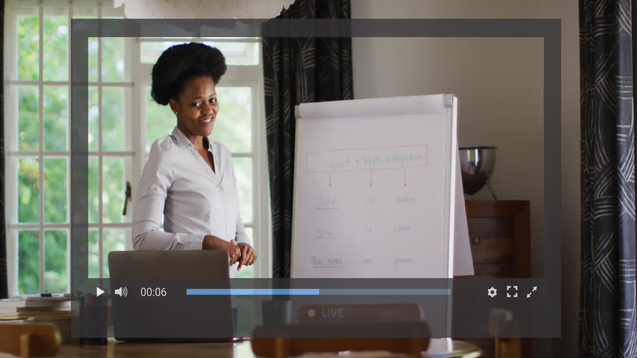 Animazione di interfaccia video su un'insegnante afroamericana che tiene una lezione online usando un laptop