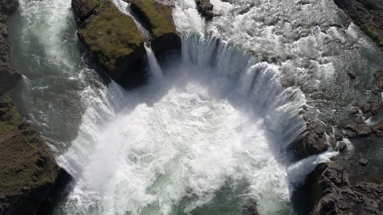아이슬란드 의 강력 한 폭포 의 공중 사진
