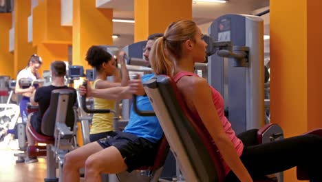 Gente-En-Forma-Haciendo-Ejercicio-En-El-Gimnasio