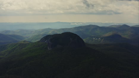 Vista-Aérea-Orbitando-La-Roca-De-Cristal-En-Las-Montañas-Blue-Ridge-Carolina-Del-Norte