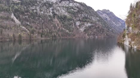 Hermosa-Vista-Sobre-El-Lago-Konigssee-Cerca-De-La-Ciudad-De-Berchtesgaden-En-Los-Alpes-Bávaros,-Alemania