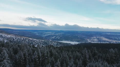 Esta-Es-Una-Vista-Panorámica-De-Las-Montañas-Que-Rodean-A-Clinton,-Bc,-Canadá,-Rodeada-De-Abetos-Cubiertos-De-Nieve-Cerca-De-La-Gran-área-De-Descanso-De-La-Barra-En-La-Autopista-Cariboo-1-En-Clinton,-Bc,-Canadá